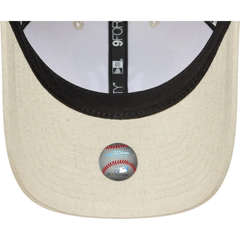 bezowa-zakrzywiona-czapka-snapback-9forty-m-crown-linen-new-york-yankees-mlb-new-era