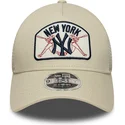 czapka-trucker-bezowa-9forty-m-crown-a-frame-new-york-yankees-mlb-new-era