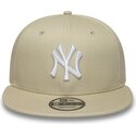 bezowa-plaska-czapka-snapback-z-bialym-logo-9fifty-league-essential-new-york-yankees-mlb-new-era