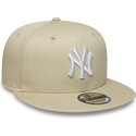 bezowa-plaska-czapka-snapback-z-bialym-logo-9fifty-league-essential-new-york-yankees-mlb-new-era