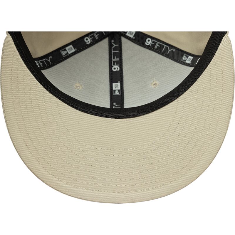 bezowa-plaska-czapka-snapback-z-bialym-logo-9fifty-league-essential-new-york-yankees-mlb-new-era