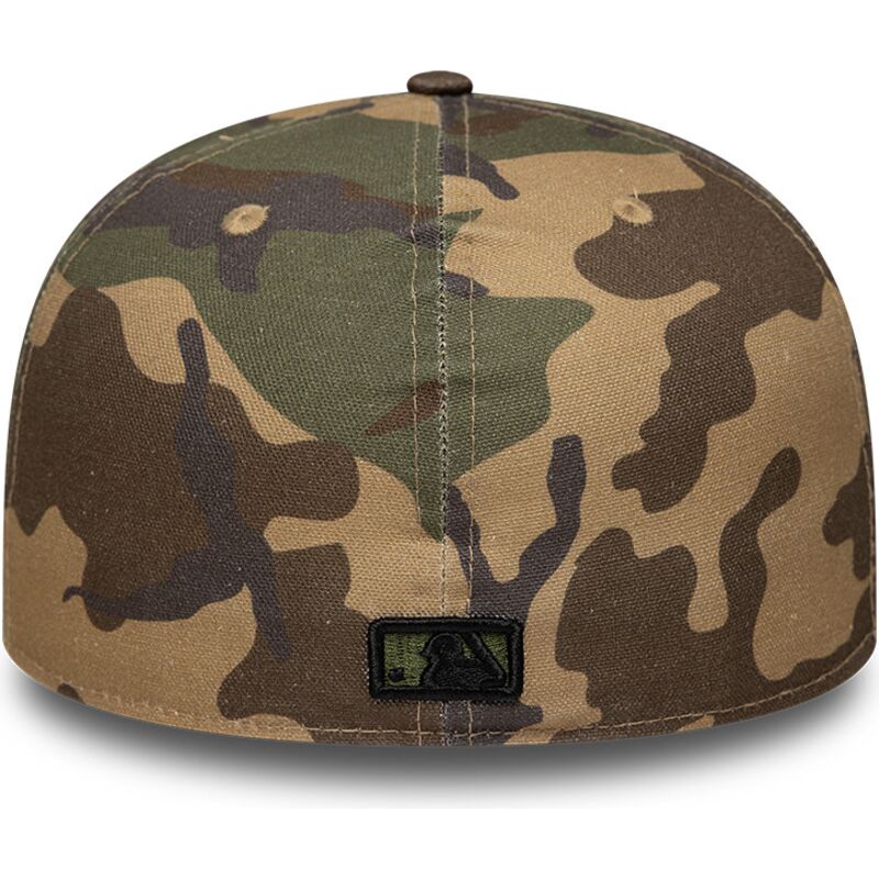 plaska-czapka-kamuflazowa-dopasowana-z-czarnym-logo-59fifty-camo-new-york-yankees-mlb-new-era