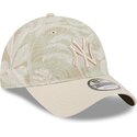 bezowa-regulowana-czapka-z-zakrzywionym-daszkiem-9twenty-leafy-palm-new-york-yankees-mlb-new-era