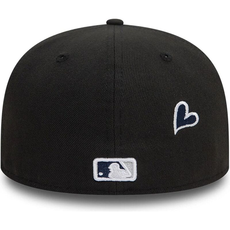 czarna-dopasowana-czapka-z-daszkiem-59fifty-heart-icon-new-york-yankees-mlb-new-era