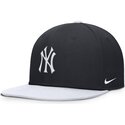 granatowo-biala-plaska-czapka-snapback-dla-chlopca-dri-fit-pro-structured-square-bill-new-york-yankees-mlb-nike