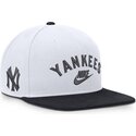 biala-i-granatowa-plaska-czapka-snapback-cooperstown-dri-fit-pro-structured-square-bill-new-york-yankees-mlb-od-nike
