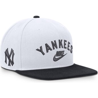Biała i granatowa płaska czapka snapback Cooperstown Dri-Fit Pro Structured Square Bill New York Yankees MLB od Nike