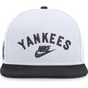 biala-i-granatowa-plaska-czapka-snapback-cooperstown-dri-fit-pro-structured-square-bill-new-york-yankees-mlb-od-nike
