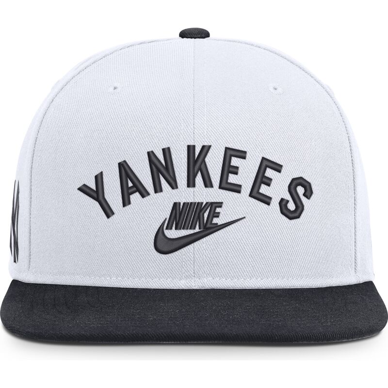 biala-i-granatowa-plaska-czapka-snapback-cooperstown-dri-fit-pro-structured-square-bill-new-york-yankees-mlb-od-nike