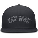 granatowa-dopasowana-czapka-z-plaskim-daszkiem-dri-fit-true-structured-round-bill-new-york-yankees-mlb-od-nike