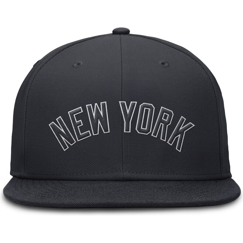 granatowa-dopasowana-czapka-z-plaskim-daszkiem-dri-fit-true-structured-round-bill-new-york-yankees-mlb-od-nike