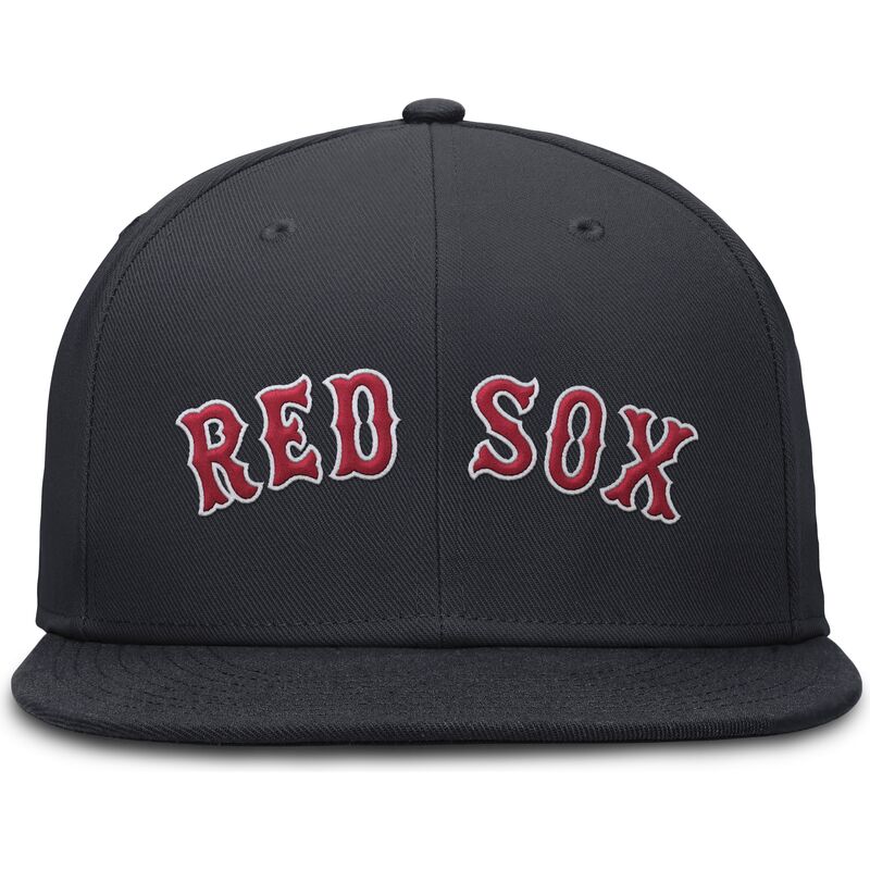granatowa-dopasowana-czapka-z-plaskim-daszkiem-dri-fit-true-structured-round-bill-boston-red-sox-mlb-nike granatowa-dopasowana-czapka-z-plaskim-daszkiem-dri-fit-true-structured-round-bill-boston-red-sox-mlb-nike