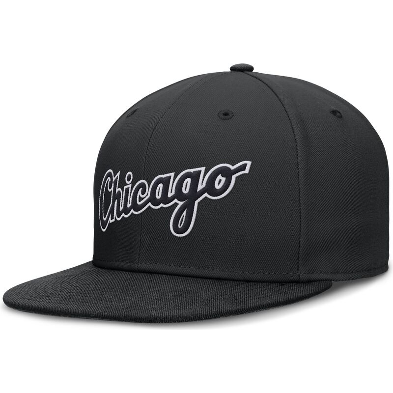 czarna-dopasowana-czapka-z-plaskim-daszkiem-dri-fit-true-structured-round-bill-chicago-white-sox-mlb-nike czarna-dopasowana-czapka-z-plaskim-daszkiem-dri-fit-true-structured-round-bill-chicago-white-sox-mlb-nike