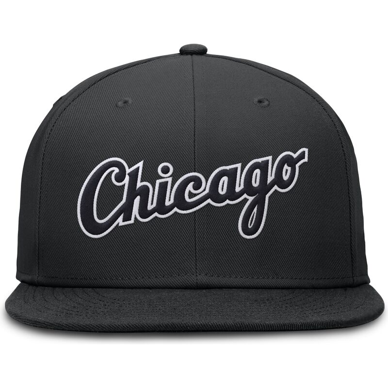 czarna-dopasowana-czapka-z-plaskim-daszkiem-dri-fit-true-structured-round-bill-chicago-white-sox-mlb-nike czarna-dopasowana-czapka-z-plaskim-daszkiem-dri-fit-true-structured-round-bill-chicago-white-sox-mlb-nike
