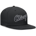 czarna-dopasowana-czapka-z-plaskim-daszkiem-dri-fit-true-structured-round-bill-chicago-white-sox-mlb-nike
