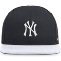 granatowo-biala-plaska-czapka-snapback-dri-fit-pro-structured-square-bill-new-york-yankees-mlb-od-nike