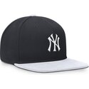 granatowo-biala-plaska-czapka-snapback-dri-fit-pro-structured-square-bill-new-york-yankees-mlb-od-nike