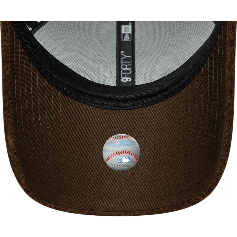 czapki-zakrzywiona-brazowy-snapback-9forty-winter-borg-new-york-yankees-mlb-new-era