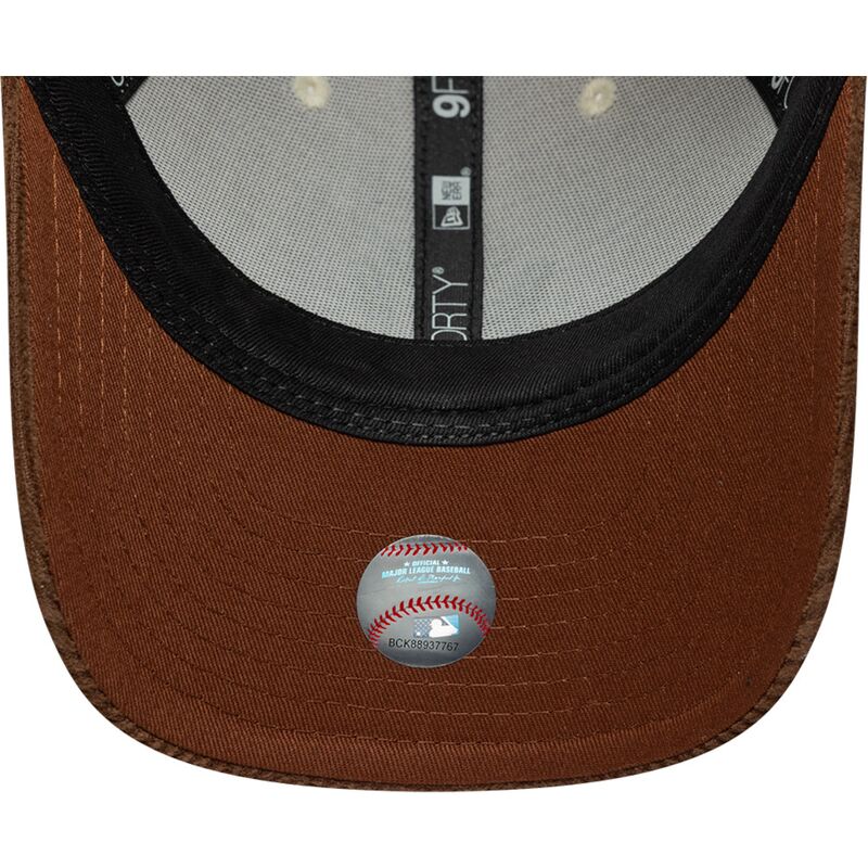 czapki-zakrzywiona-brazowy-tasma-regulowana-9forty-m-crown-cord-new-york-yankees-mlb-new-era czapki-zakrzywiona-brazowy-tasma-regulowana-9forty-m-crown-cord-new-york-yankees-mlb-new-era