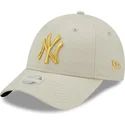 bezowa-regulowana-czapka-z-daszkiem-dla-kobiet-z-zlotym-logo-9forty-metallic-logo-new-york-yankees-mlb-new-era