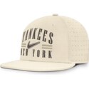 czapki-plaska-bezowy-dopasowany-dri-fit-true-structured-aero-bill-new-york-yankees-mlb-nike
