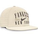 czapki-plaska-bezowy-dopasowany-dri-fit-true-structured-aero-bill-new-york-yankees-mlb-nike