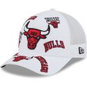 czapki-zakrzywiona-bialy-snapback-9forty-m-crown-a-frame-all-over-chicago-bulls-nba-new-era