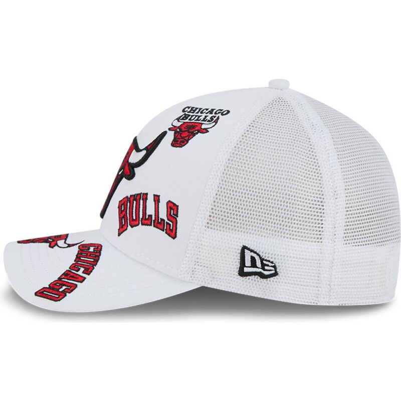 czapki-zakrzywiona-bialy-snapback-9forty-m-crown-a-frame-all-over-chicago-bulls-nba-new-era