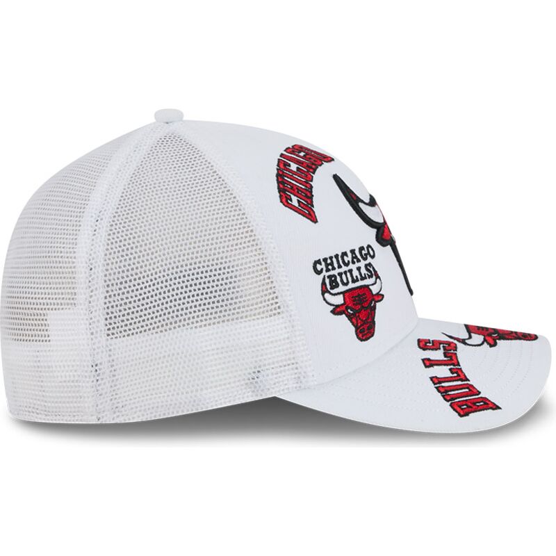 czapki-zakrzywiona-bialy-snapback-9forty-m-crown-a-frame-all-over-chicago-bulls-nba-new-era