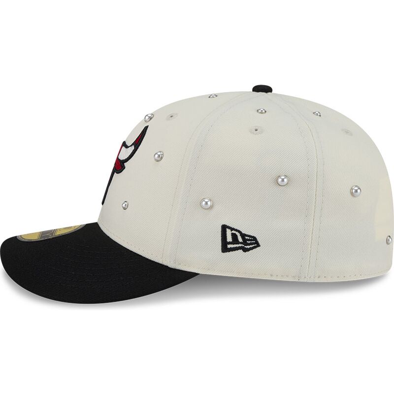 czapki-zakrzywiona-bezowy-dopasowany-59fifty-beads-na-lifestyle-f1-chicago-bulls-nba-new-era czapki-zakrzywiona-bezowy-dopasowany-59fifty-beads-na-lifestyle-f1-chicago-bulls-nba-new-era