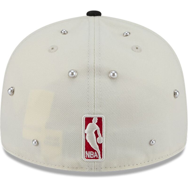 czapki-zakrzywiona-bezowy-dopasowany-59fifty-beads-na-lifestyle-f1-chicago-bulls-nba-new-era czapki-zakrzywiona-bezowy-dopasowany-59fifty-beads-na-lifestyle-f1-chicago-bulls-nba-new-era