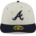 czapki-zakrzywiona-bezowy-dopasowany-59fifty-beads-na-lifestyle-f1-atlanta-braves-mlb-new-era