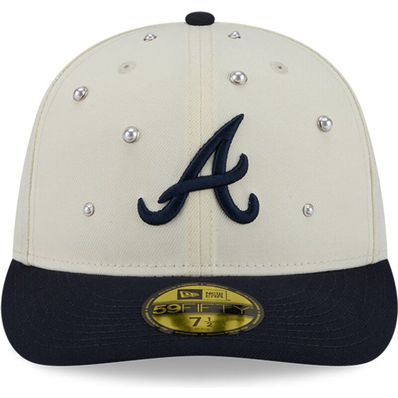 czapki-zakrzywiona-bezowy-dopasowany-59fifty-beads-na-lifestyle-f1-atlanta-braves-mlb-new-era czapki-zakrzywiona-bezowy-dopasowany-59fifty-beads-na-lifestyle-f1-atlanta-braves-mlb-new-era