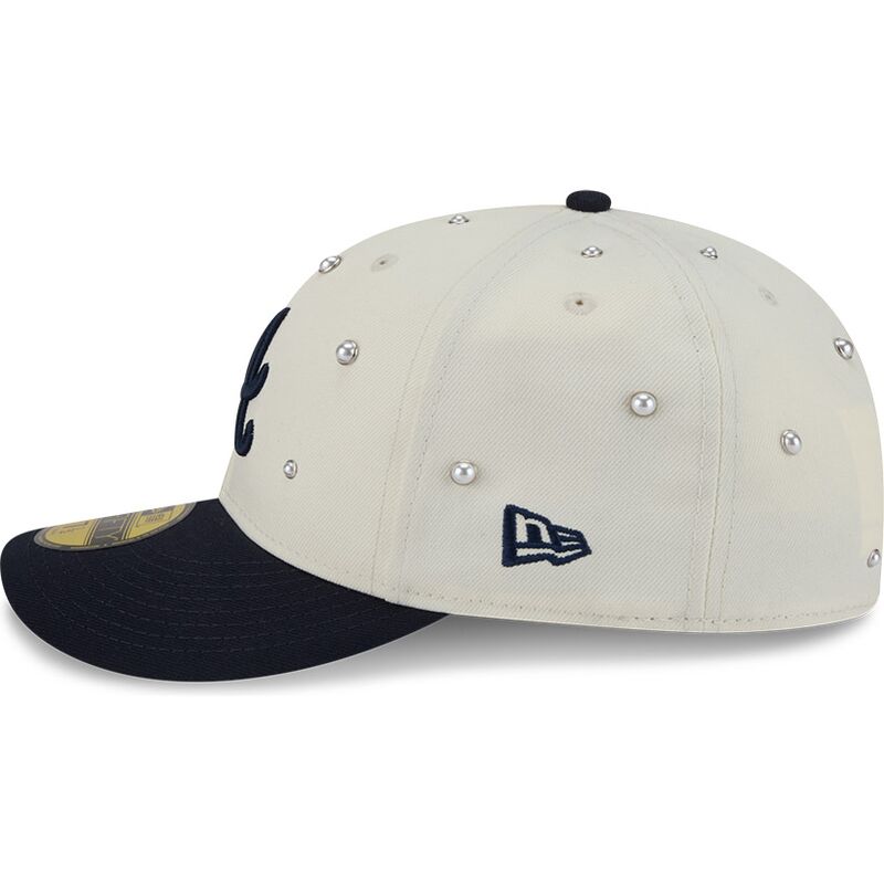czapki-zakrzywiona-bezowy-dopasowany-59fifty-beads-na-lifestyle-f1-atlanta-braves-mlb-new-era czapki-zakrzywiona-bezowy-dopasowany-59fifty-beads-na-lifestyle-f1-atlanta-braves-mlb-new-era