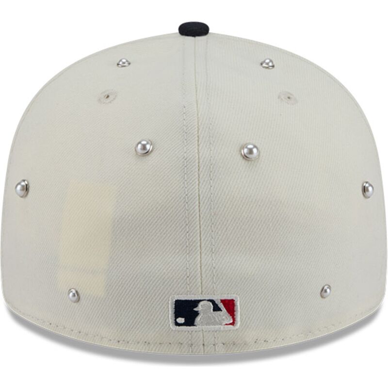 czapki-zakrzywiona-bezowy-dopasowany-59fifty-beads-na-lifestyle-f1-atlanta-braves-mlb-new-era czapki-zakrzywiona-bezowy-dopasowany-59fifty-beads-na-lifestyle-f1-atlanta-braves-mlb-new-era