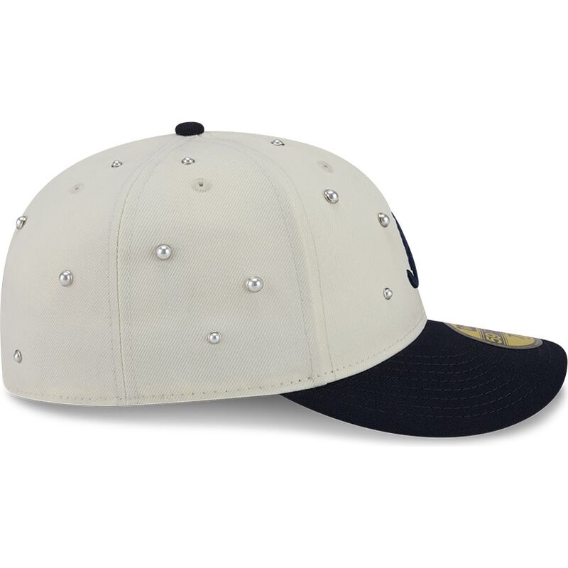 czapki-zakrzywiona-bezowy-dopasowany-59fifty-beads-na-lifestyle-f1-atlanta-braves-mlb-new-era czapki-zakrzywiona-bezowy-dopasowany-59fifty-beads-na-lifestyle-f1-atlanta-braves-mlb-new-era