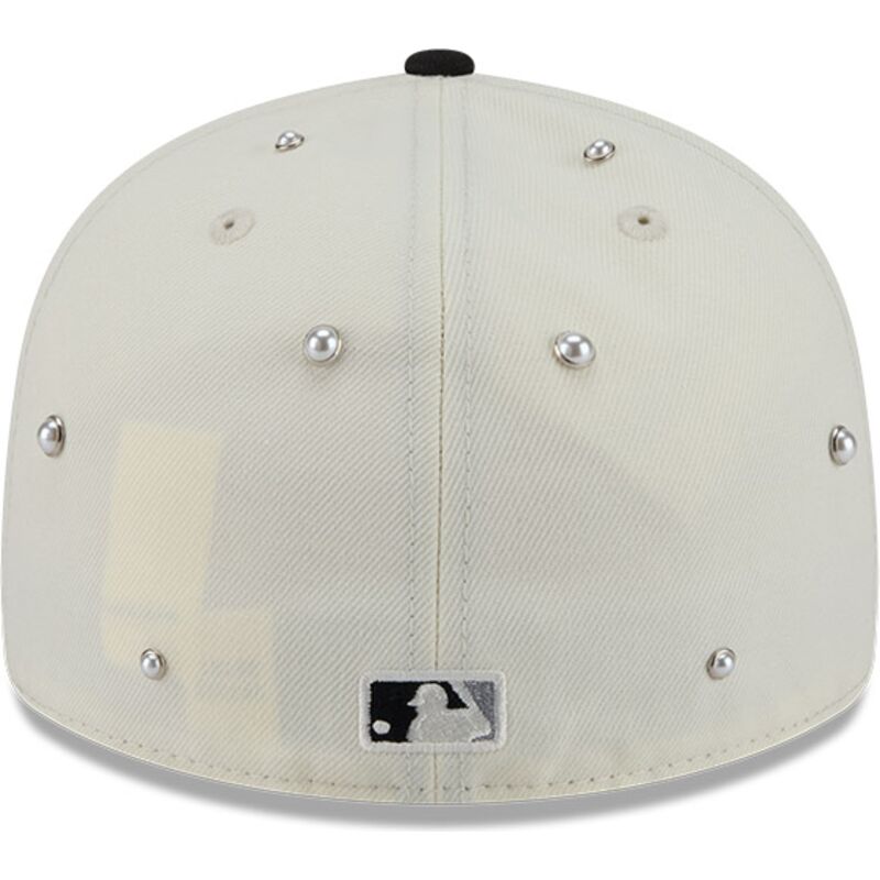 czapki-zakrzywiona-bezowy-dopasowany-59fifty-beads-na-lifestyle-f1-chicago-white-sox-mlb-new-era
