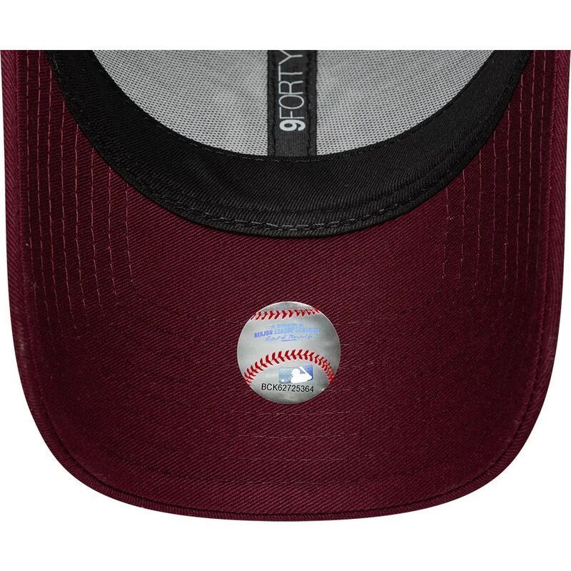 czapki-zakrzywiona-czerwony-tasma-regulowana-rosa-9forty-metallic-new-york-yankees-mlb-new-era