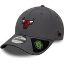 czapki-zakrzywiona-szary-tasma-regulowana-9forty-recycled-chicago-bulls-nba-new-era