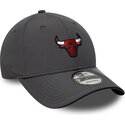 czapki-zakrzywiona-szary-tasma-regulowana-9forty-recycled-chicago-bulls-nba-new-era