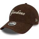 czapki-zakrzywiona-brazowy-tasma-regulowana-9twenty-cord-script-new-york-yankees-mlb-new-era