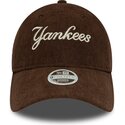 czapki-zakrzywiona-brazowy-tasma-regulowana-9twenty-cord-script-new-york-yankees-mlb-new-era