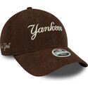 czapki-zakrzywiona-brazowy-tasma-regulowana-9twenty-cord-script-new-york-yankees-mlb-new-era