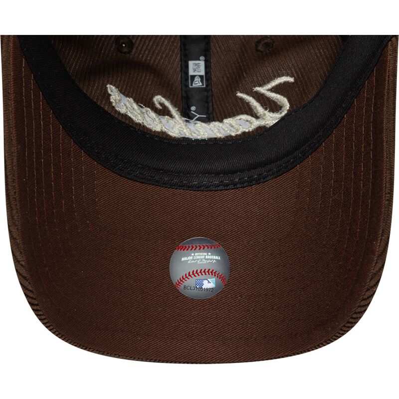 czapki-zakrzywiona-brazowy-tasma-regulowana-9twenty-cord-script-new-york-yankees-mlb-new-era