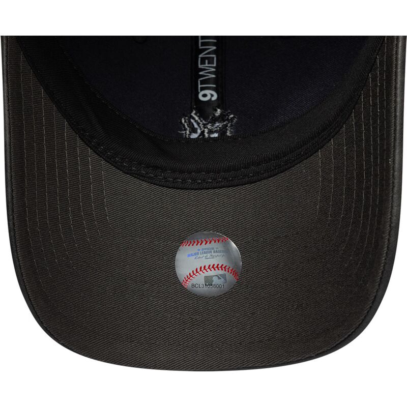 czapki-zakrzywiona-czarny-tasma-regulowana-9twenty-washed-pu-new-york-yankees-mlb-new-era