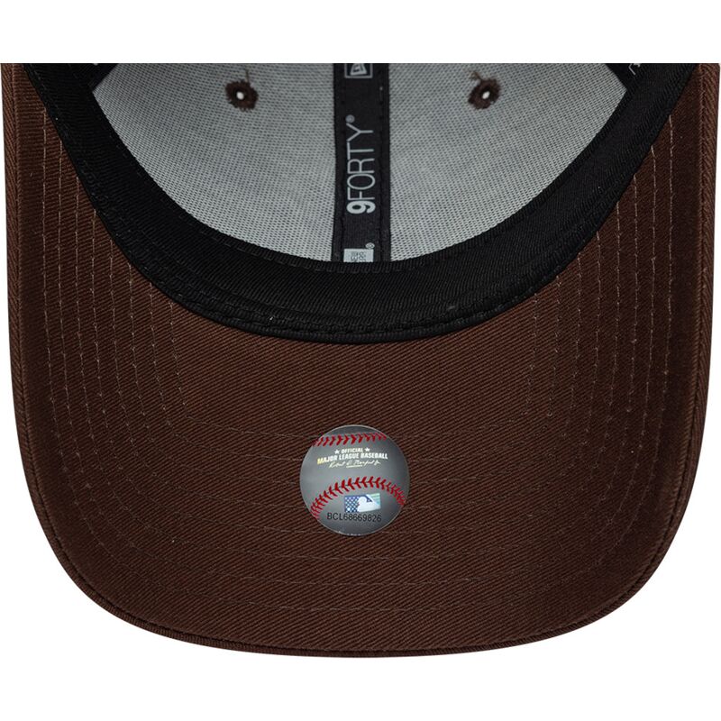 czapki-zakrzywiona-brazowy-tasma-regulowana-9forty-league-essential-new-york-yankees-mlb-new-era czapki-zakrzywiona-brazowy-tasma-regulowana-9forty-league-essential-new-york-yankees-mlb-new-era