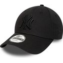 czarna-regulowana-czapka-z-zakrzywionym-daszkiem-z-czarnym-logo-9forty-league-essential-new-york-yankees-mlb-new-era