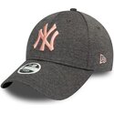 szara-regulowana-czapka-z-zakrzywionym-daszkiem-z-rozowym-logo-9forty-tech-jersey-new-york-yankees-mlb-new-era