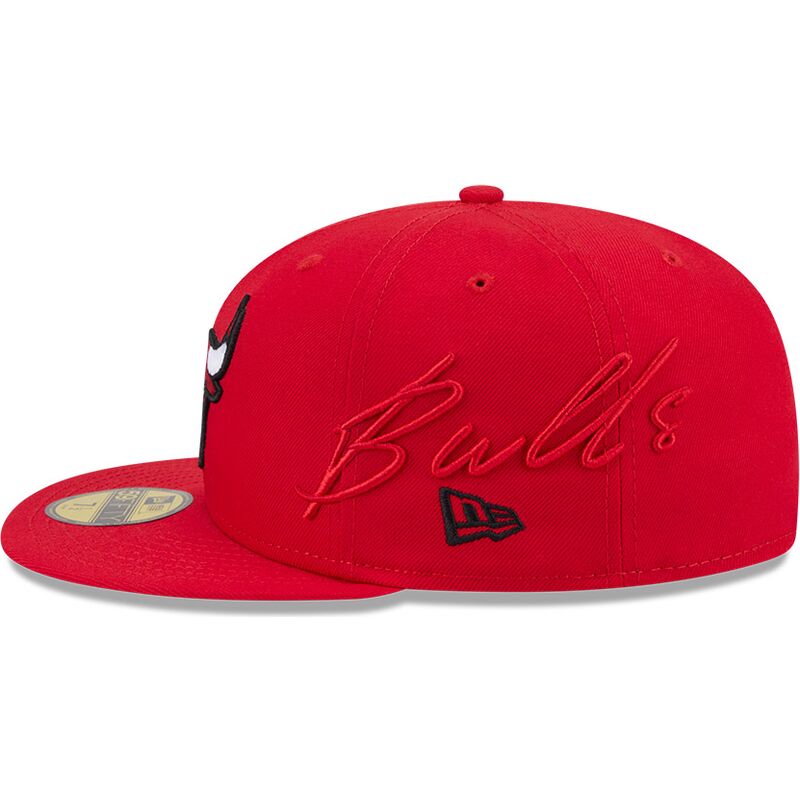 czapki-plaska-czerwony-dopasowany-59fifty-side-script-chicago-bulls-nba-new-era