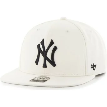 Płaska czapka biała gładki snapback MLB New York Yankees 47 Brand